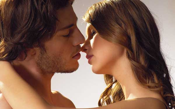 SEX-couple_kissing_hottest_
