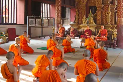 Monks_in_Wat_Phra_Singh_-_C